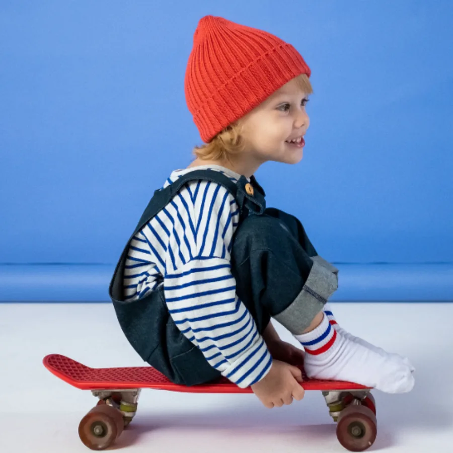 Copil vesel pe skateboard