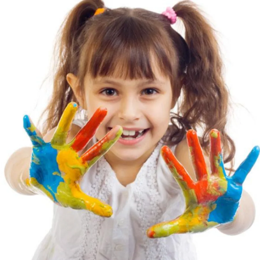 Fetita cu maini colorate